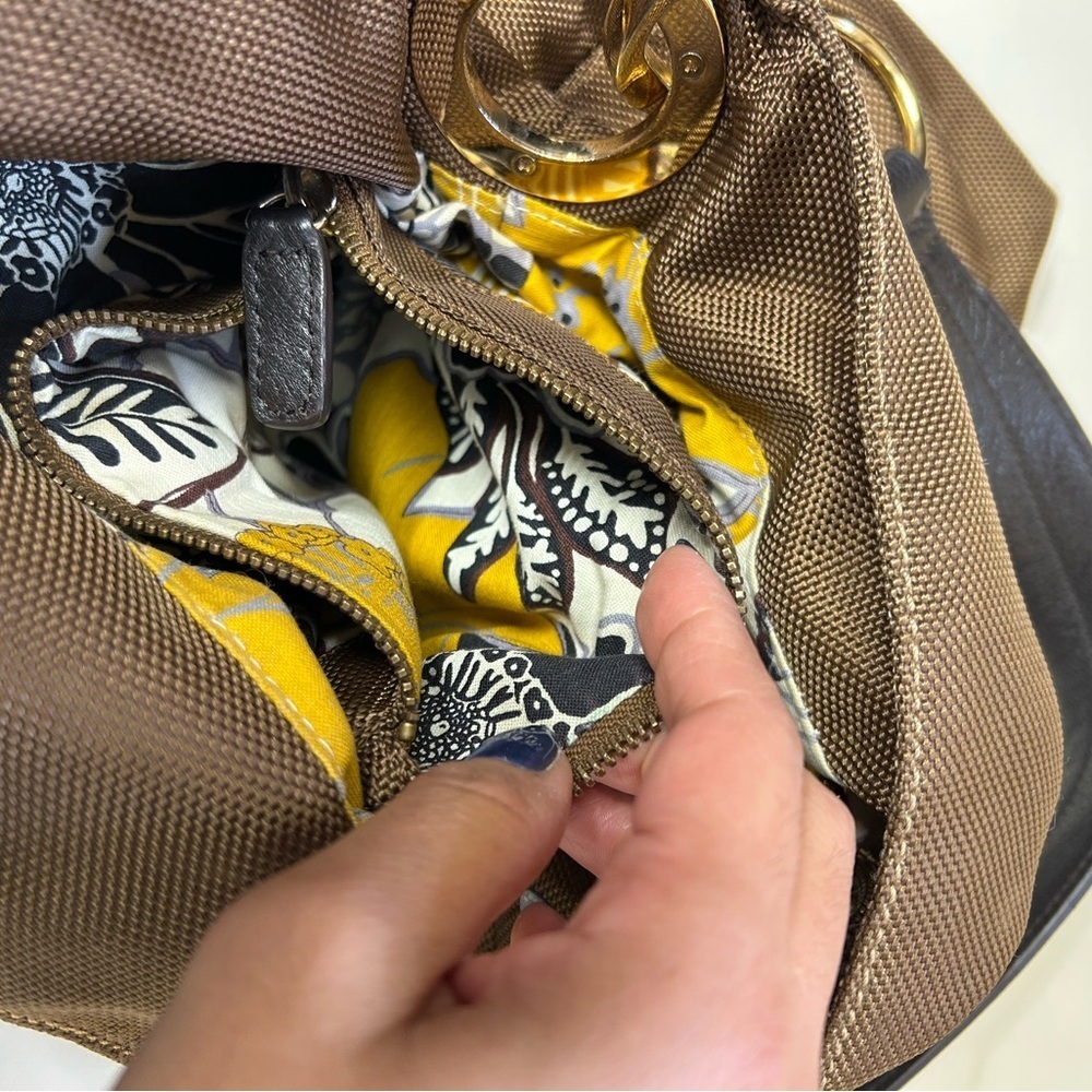 Chic Brown Women's Shoulder Bag with Gold Accents - Picture 8 of 9